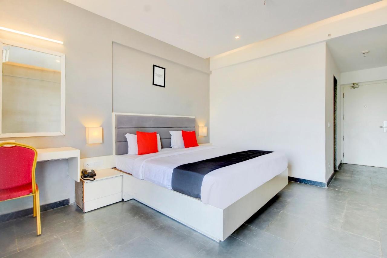 Capital O 77219 Hotel Dwarwata Dharwad Bagian luar foto
